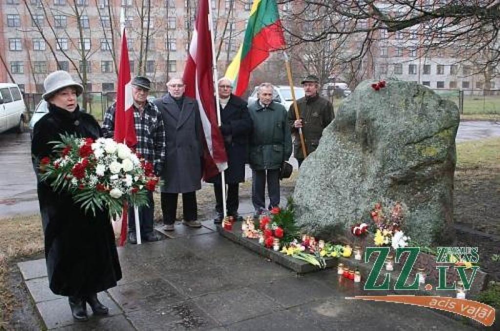 Piemiņas pasākumā piedalījās arī Jelgavas rajona padomes Kultūras un interešu izglītības centra direktore Dzintra Zimaiša.
Autors: Agris Samcovs.