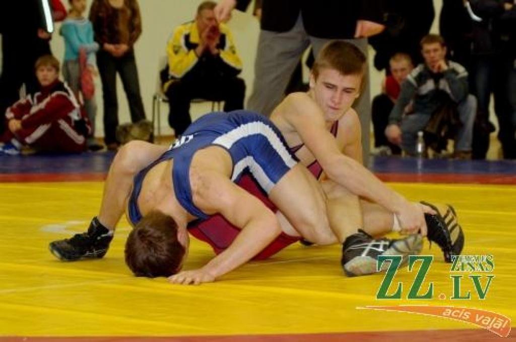 Junioru Artūru Švalkovski (sarkanajā triko) jau pirmais duelis saveda kopā ar titulēto V.Freidenfelda kluba cīkstoni staļģenieti Andreju Vasiļjevu. «Milona» sportists, piekāpjoties pēc punktiem, vēlāk tika līdz piektajai vietai, bet staļģenietis turpinājumā izcīnīja kārtējo čempiona titulu.
Autors: No kluba «Milons» arhīva.