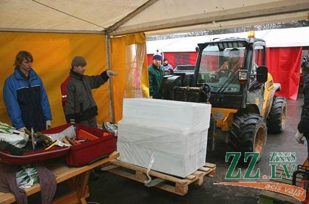 Autokārs piegādā darba materiālu ledus skulptoriem.
Autors: Agris Samcovs.