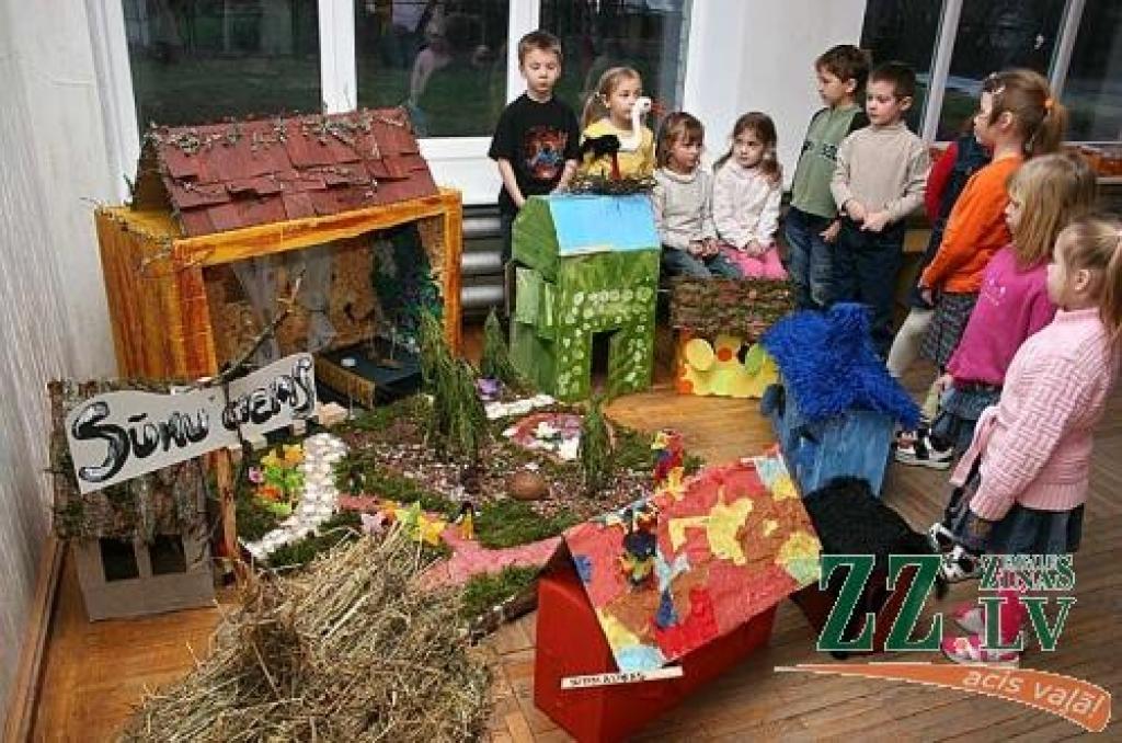 Sākotnējā projektā «Mūsu māja – Sūnu ciems» iecere bija izveidot vienu lielu māju, tomēr pirmsskolas izglītības iestādes audzēkņi radījuši veselu pilsētiņu.
Autors: Agris Samcovs.