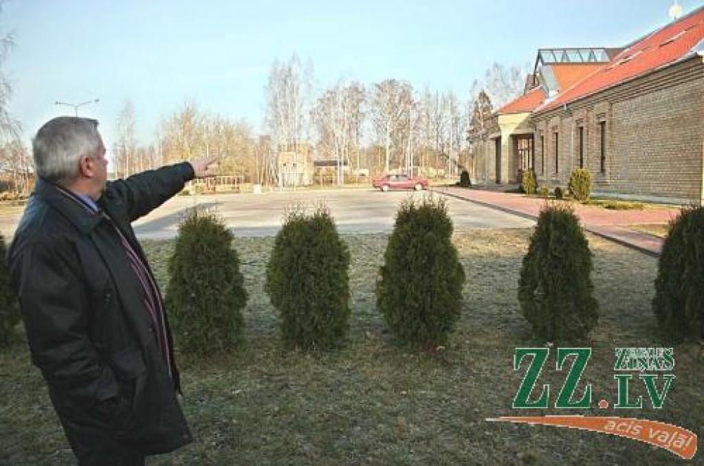 Sporta nodarbībām ierīkoto laukumu pie Valgundes izglītības un kultūras centra «Avoti» vietējie huligāni papostījuši vairākkārt. Novada domes priekšsēdētājs Edgars Turks cer, ka videonovērošana novērsīs šādu starpgadījumu atkārtošanos nākotnē.
Autors: Agris Samcovs.