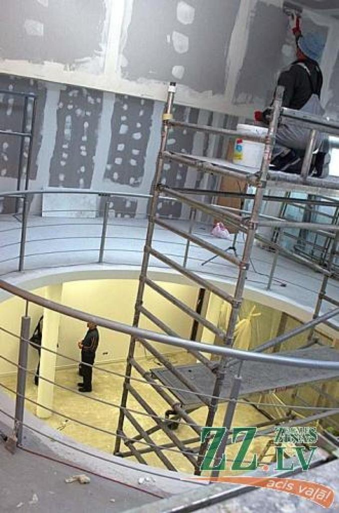 Zīmētava un maketētava, kur būs sešdesmit studentu darba vietu, tapušas, sadalot gandrīz deviņus metrus augsto, jau vairāk nekā piecpadsmit gadus nelietoto hidromeliorācijas laboratoriju.
Autors: Agris Samcovs.