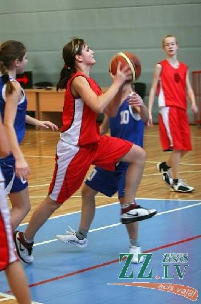 Ar bumbu - viena no visrezultatīvākajām basketbola kluba «Jelgava» spēlētājām Liene Stalidzāne.
Autors: Agris Samcovs.