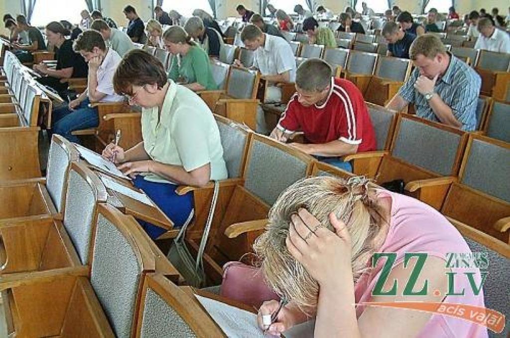 Zināšanas kļūst aizvien dārgākas, un studiju maksas kāpums rēķināms pat vairākos simtos latu.
Autors: No «Ziņu» arhīva.