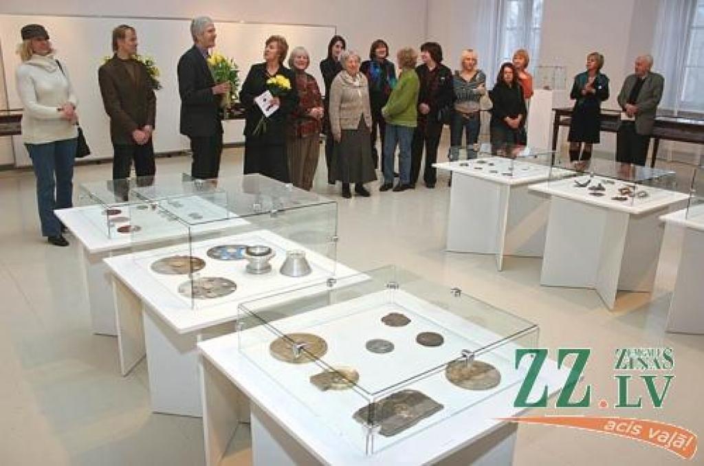 Izstādes atklāšana - ar ziediem un laba vēlējumiem.
Autors: Agris Samcovs.