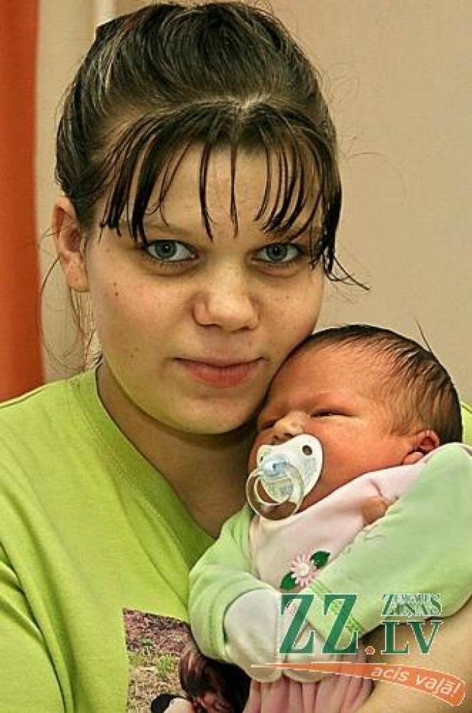 Andra Lazda ar meitiņu Anniju, kurai drīzumā tiks izdomāts vēl arī otrs vārds.
Autors: Agris Samcovs.