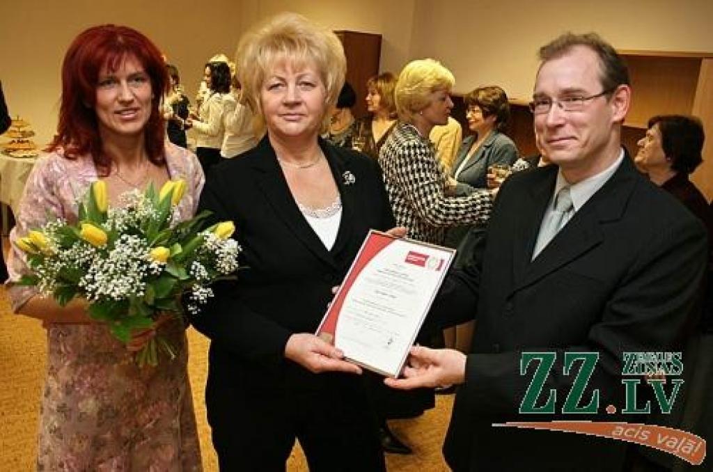 «Jelgavas sociālo lietu pārvaldes» vadītāja Rita Stūrāne (vidū) ar tikko kā saņemto ISO 9001:2000 sertifikātu. Kopā ar viņu - pārvaldes Administratīvās un attīstības nodaļas vadītāja Zanda Ērmiņa un SIA «Bureau Veritas Latvia» vadošais auditors Artis Gailītis.
Autors: Agris Samcovs.