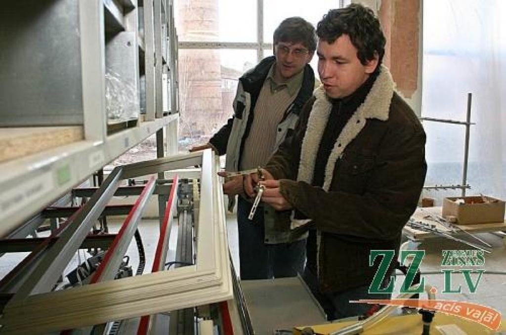 Logu furnitūras izgatavošanas nianses apspriež «Roto Frank Latvia» tehniskais konsultants Juris Jaunītis (no labās) kopā ar jaunatvērtās ražotnes «Wooden Windows Latvia» ražošanas vadītāju Egīlu Regutu.
Autors: Agris Samcovs.
