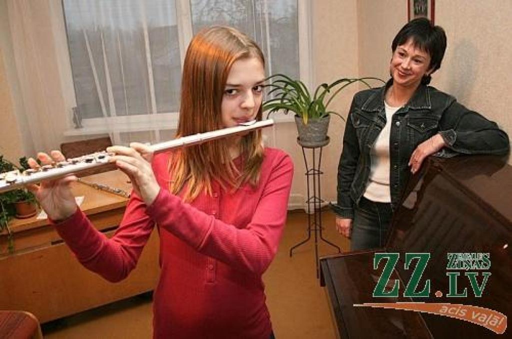 Pedagoģe Ginta Zīģele ar audzēkni Zani Zvirbuli strādā jau sesto gadu, un interese par mūziku meitenei ir nopietna.
Autors: Agris Samcovs.