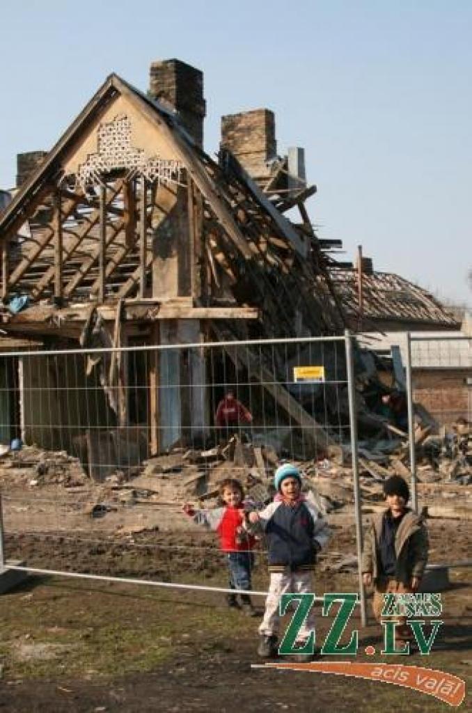 Tuvu bīstamajam graustam ikdienā atradās bērni, un arī nojaukšanas dienā viņi apmierināja savu ziņkāri, ielavoties nožogotajā teritorijā. 
Autors: Inga Karlinska.