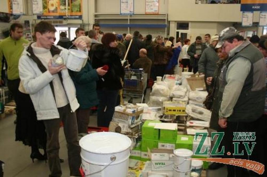 Skaļi izbazūnētās atlaides pirmdien uz «Nelsu» bija atvilinājušas pamatīgus pircēju pūļus.
Autors: Agris Samcovs.