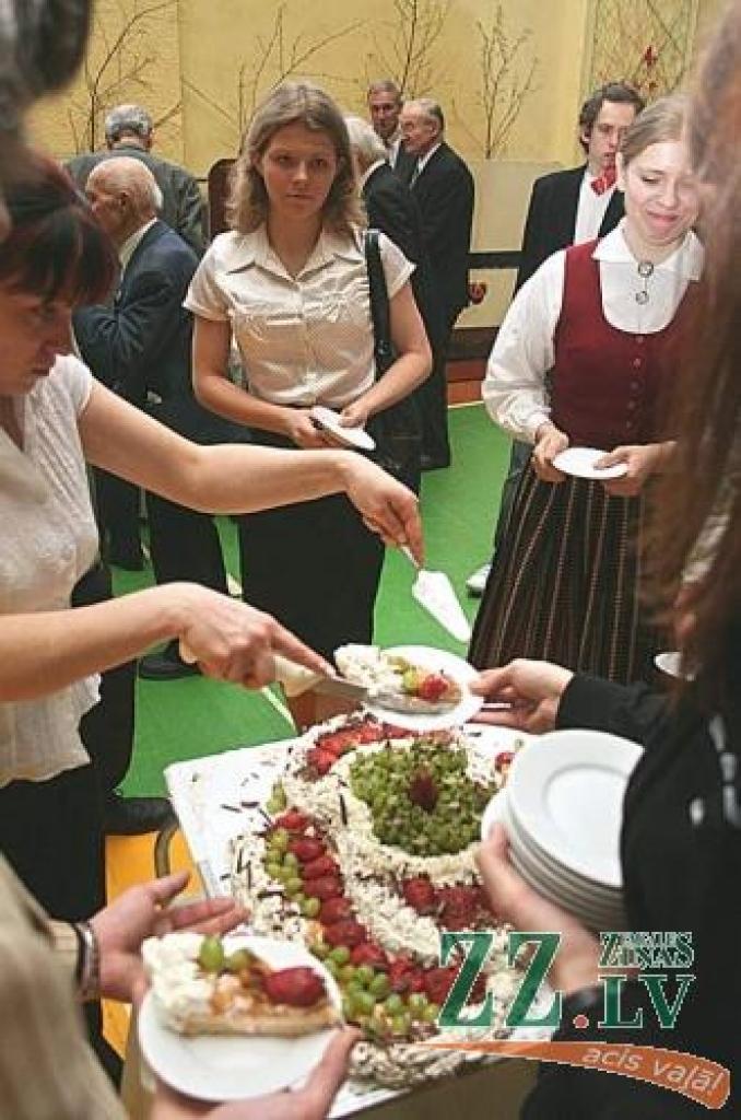 Svinību noslēgumā pasākuma dalībniekiem tika dalīta torte.
Autors: Agris Samcovs.