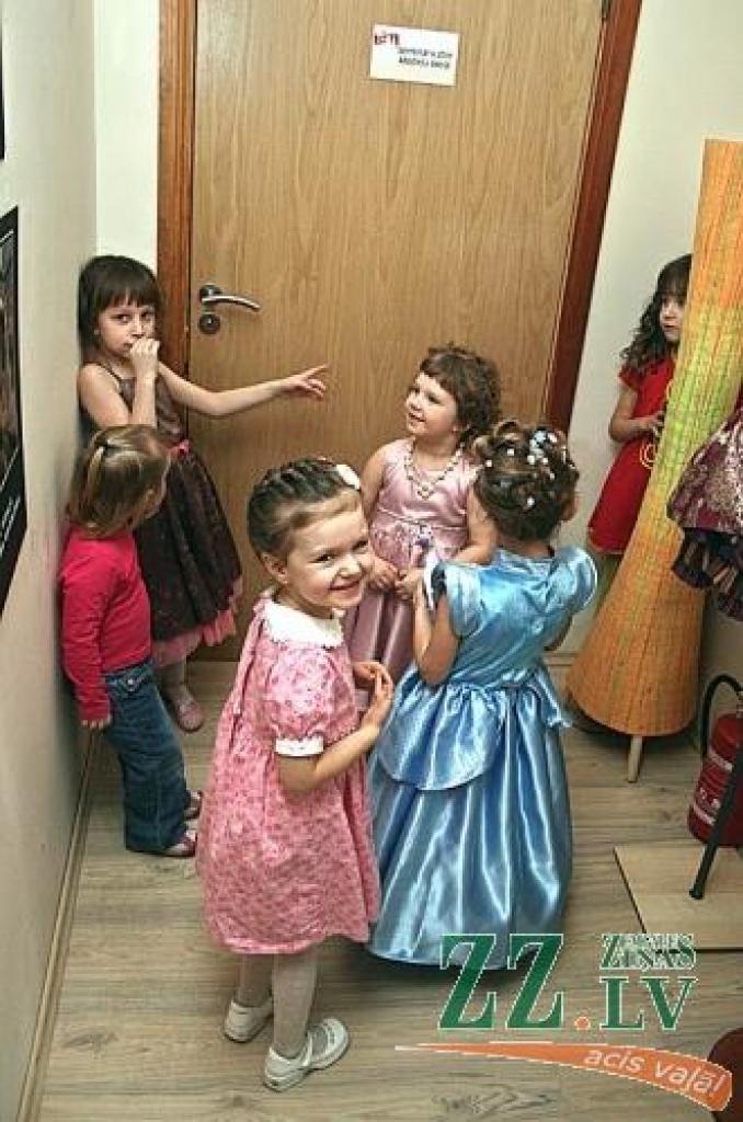 Gados visjaunākās konkursa dalībnieces satraukti gaida savu uzstāšanos.
Autors: Agris Samcovs.