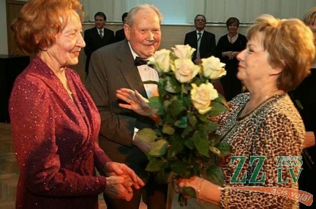 Dejojošo Ozolu ģimeni sveic rajona Kultūras un interešu izglītības centra direktore Dzintra Zimaiša.
Autors: Agris Samcovs.