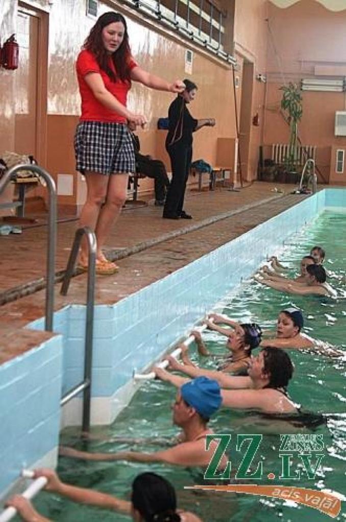 Jelgavas 1.sanatorijas internātpamatskolas skolotāja Līga Gutnika māca kursu dalībniekiem ārstnieciskās vingrošanas paņēmienus ūdenī.
Autors: Agris Samcovs.