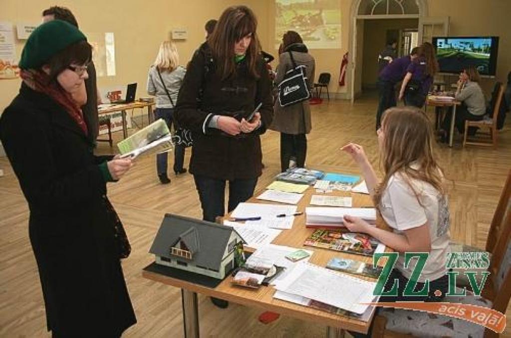 Ar LLU piedāvātajām iespējām topošajiem studentiem informācija tika sniegta gan drukāto, gan videomateriālu veidā.
Autors: Agris Samcovs.