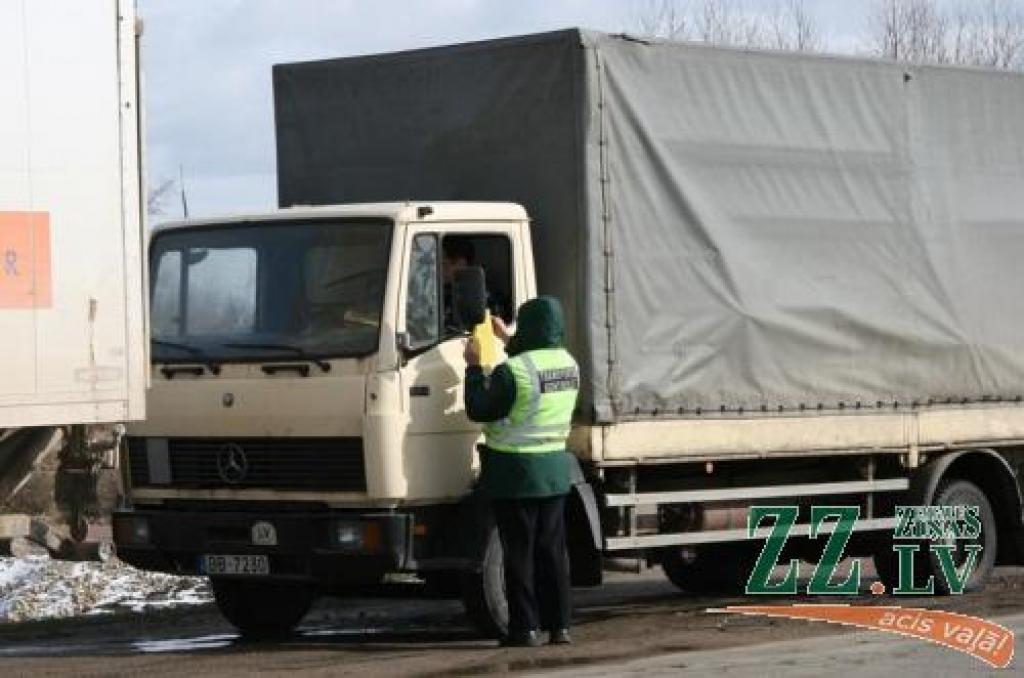 Šoferi par pārbaudēm viens otru cenšas brīdināt, tādēļ inspektoriem notvert pārkāpējus nemaz nav tik viegli.
Autors: Inga Karlinska.