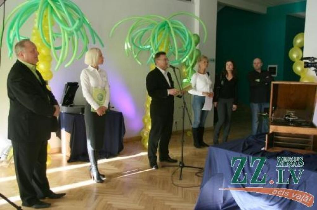 Radio komanda ar SIA «Solergo» valdes locekli Oļegu Baranski (no kreisās) priekšgalā.
Autors: Inga Karlinska.