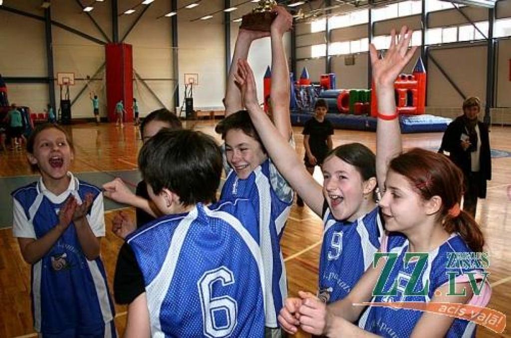 Par uzvaru līksmo Jelgavas 4.pamatskolas komanda.
Autors: Agris Samcovs.