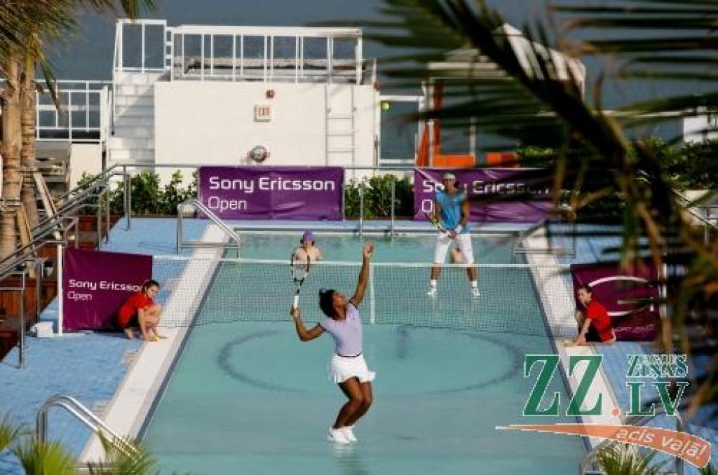 Tenisu nu var spēlēt ne tikai kortos...
Autors: Publicitātes foto.