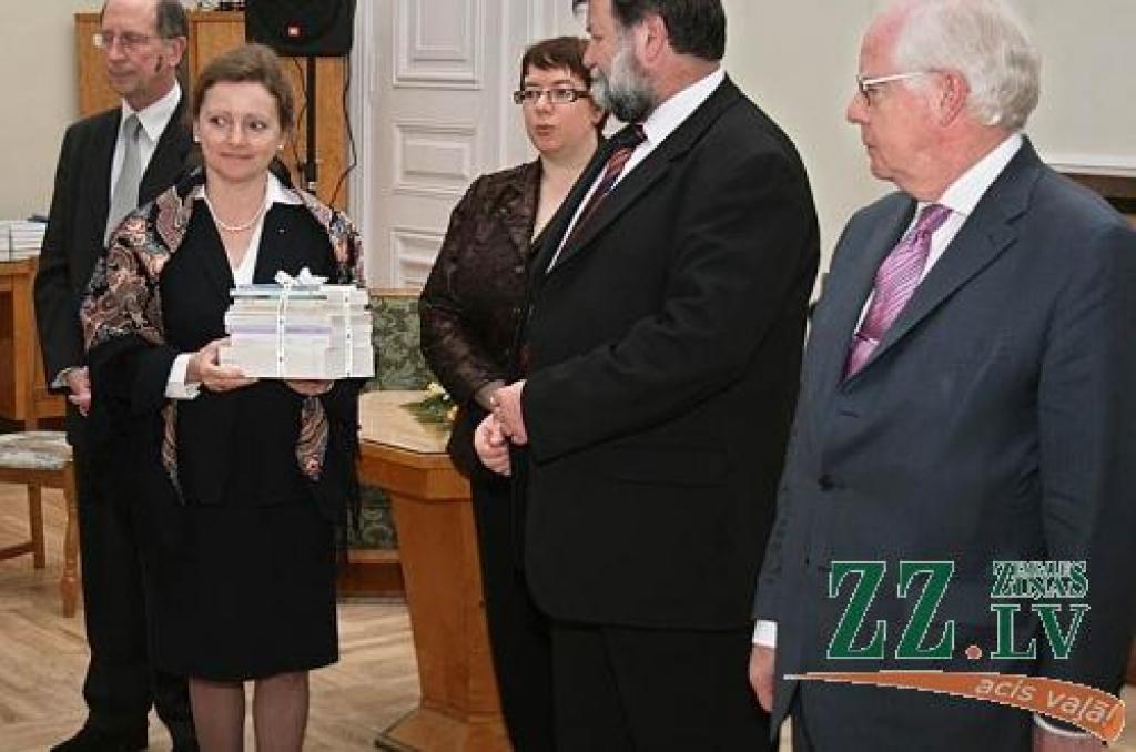 Jelgavas pilī viesojas Kanādas vēstniece Klēra Pulēna (attēlā ar ciemakukuli – franču valodas mācību līdzekļiem studentiem), Beļģijas vēstnieks Kristiāns Verdonks (no labās) un Francijas vēstnieka padomnieks, Francijas kultūras centra direktors Žans Luijs Lepretrs (no kreisās). Viesus uzņem LLU rektors Juris Skujāns.
Autors: Agris Samcovs.