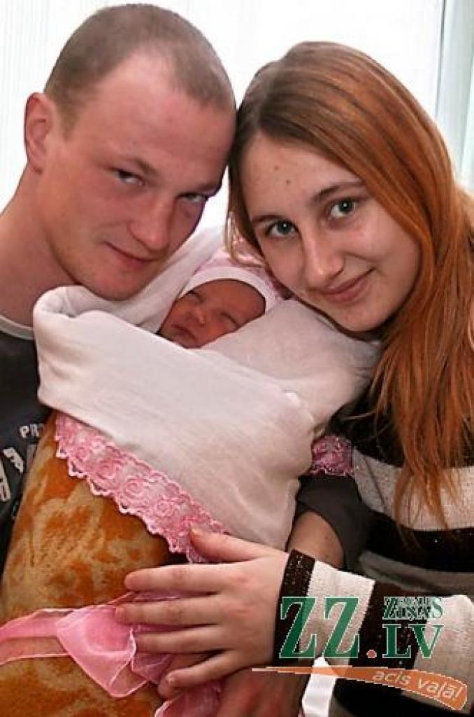 Natālija Kataržnova un Aleksandrs Kokorevičs ar pirmdzimto Jekaterinu.
Autors: Agris Samcovs.