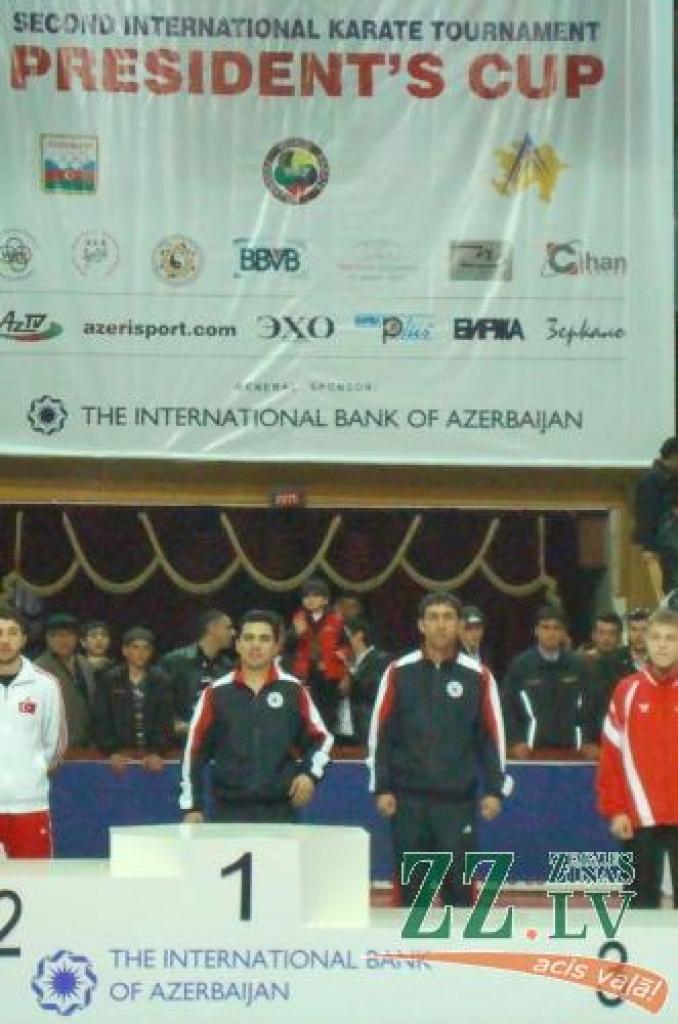 Kalvis Kalniņš prestižā kompānijā – uz goda pjedestāla augstākā pakāpiena kāps pasaules vicečempions Kurbans Tagijevs (Azerbaidžāna), uz otrā – Eiropas vicečempions Iliass Demirs (Turcija), uz trešā līdz ar Kalvi – Eiropas bronzas medaļnieks Jusifs Džafarovs (Azerbaidžāna).
Autors: No kluba «Milons» arhīva.