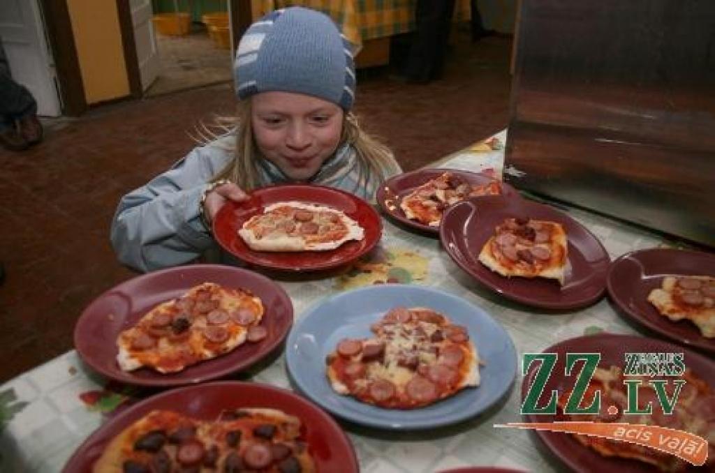 Katrs mazais nometnes apmeklētājs gatavoja mini picu ar pašu izraudzītām sastāvdaļām.
Autors: Agris Samcovs.