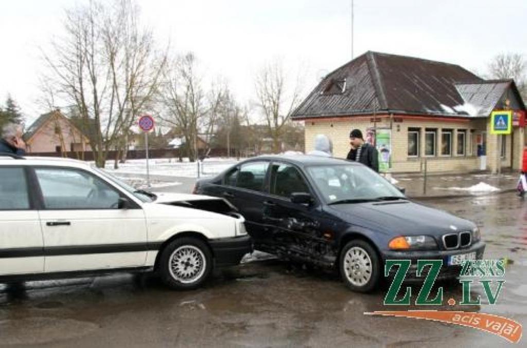 BMW šoferis pēc sadursmes tā arī nespēja paskaidrot, kādēļ nav palaidis pa galveno ceļu braukušo «Volkswagen».
Autors: Inga Karlinska.