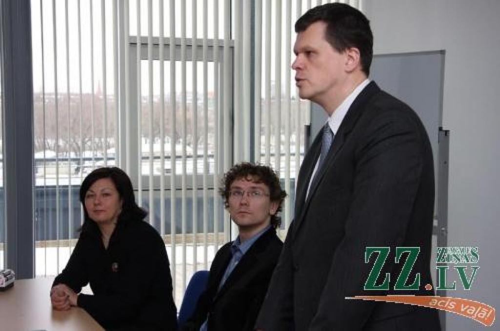 Ekonomikas ministrs Kaspars Gerhards Jelgavas Biznesa inkubatorā atklāj Latvijas Garantiju aģentūras organizēto lietišķo tikšanos «Nauda tavam biznesam». Viņam līdzās – SIA «Zaļās gaismas investīcijas» investīciju projektu vadītājs Helmuts Bēms un Latvijas Garantiju aģentūras valdes priekšsēdētāja Lita Kalniņa.
Autors: Krišjānis Grantiņš.