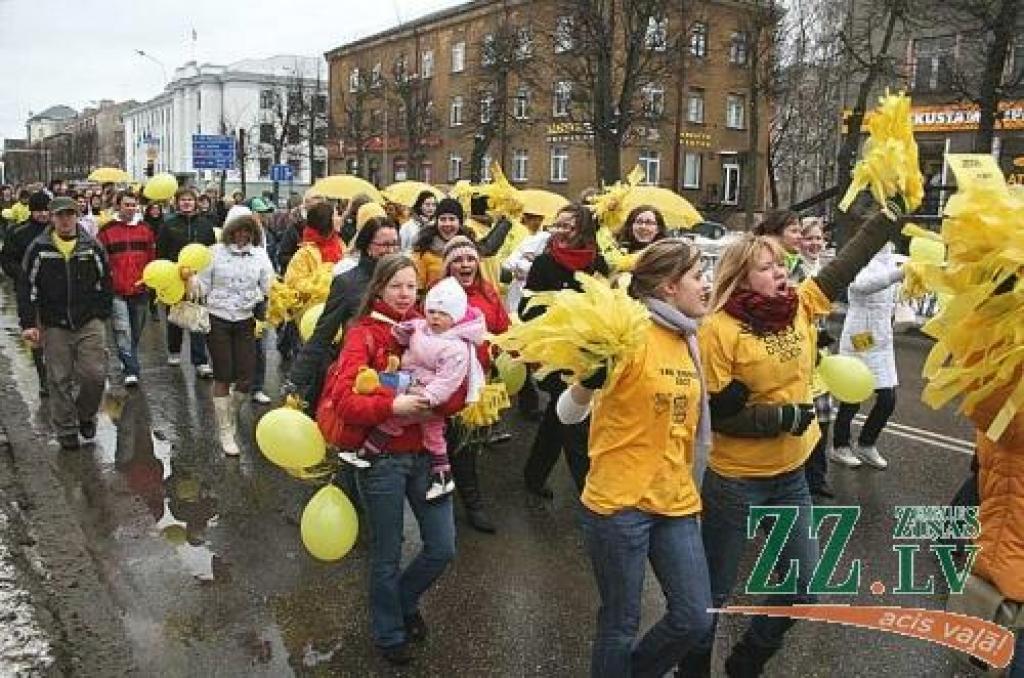Trešdien Ekonomikas fakultātes studenti un pasniedzēji jau desmito reizi līksmoja «Eku dienās».
Autors: Agris Samcovs.