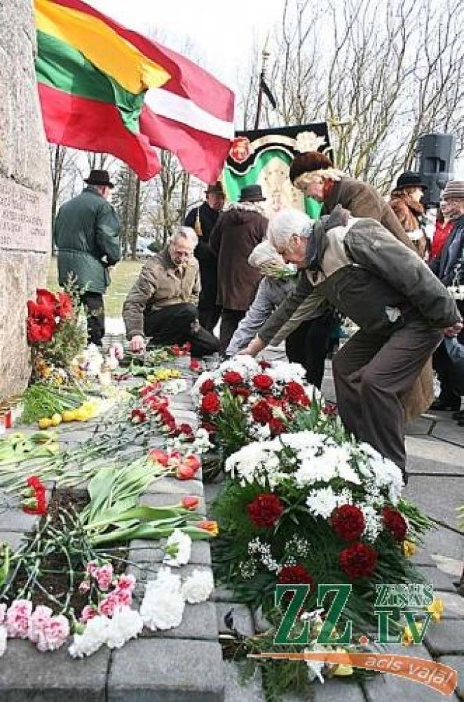 Karogiem saltajā vējā plīvojot, 25.martā Svētbirzē ļaudis uz piemiņas brīdi pulcējās jau 19.reizi.
Autors: Agris Samcovs.