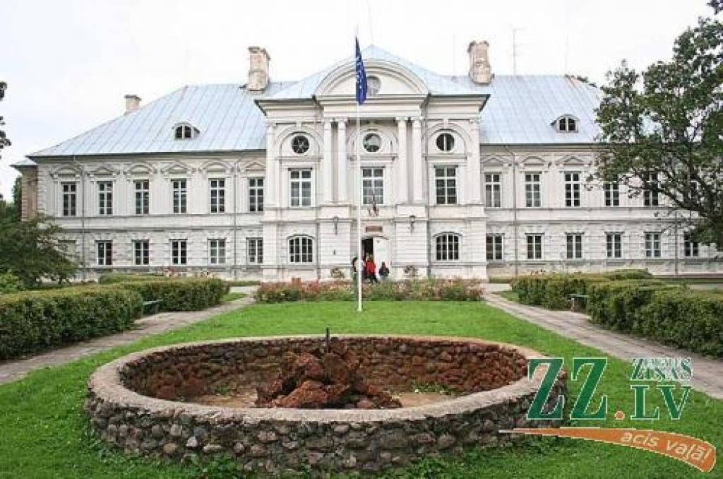 Zaļenieku arodvidusskola līdz piektdienai interesentiem vērusi durvis, lai iepazīstinātu ar grāmatveža, elektriķa, automehāniķa, pavāra un mūrnieka profesijām.
Autors: No «Ziņu» arhīva.