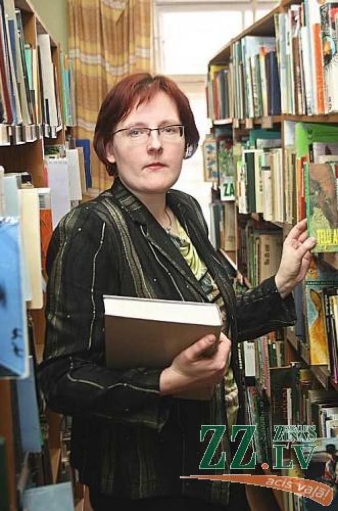 Jelgavas Zinātniskās bibliotēkas (JZB) Lasītāju apkalpošanas nodaļas vadītāja Vivita Armanoviča par darbu bibliotēkā domājusi jau kopš bērnu dienām. Tagad šajā profesijā nostrādāti gandrīz 20 gadi.
Autors: Agris Samcovs.