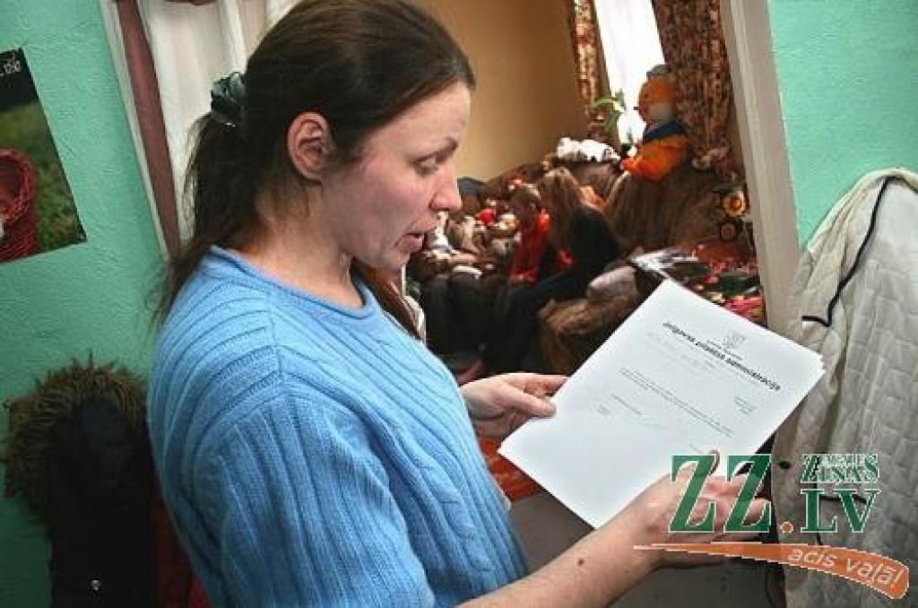 Alite Janoviča rāda saraksti ar pašvaldību, kurā jau 2005.gadā solīts mēneša laikā izremontēt mājokli.
Autors: Agris Samcovs.