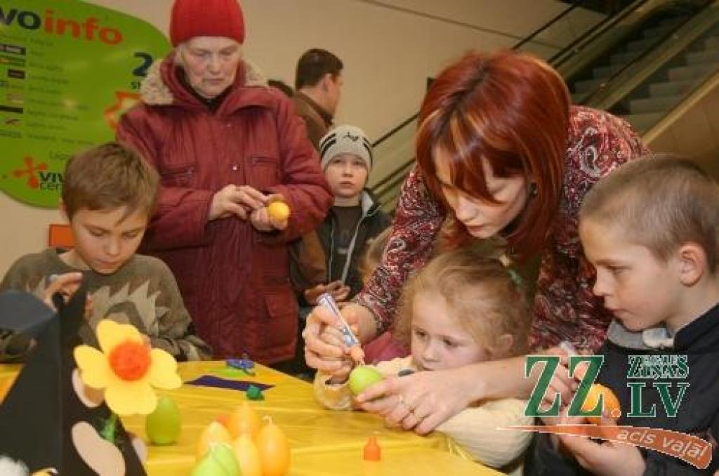 Bērniem radošajās izpausmēs palīdzēja gan viņu vecāki un vecvecāki, gan arī radošās darbnīcas vadītāja Laura Skara.
Autors: Agris Samcovs.