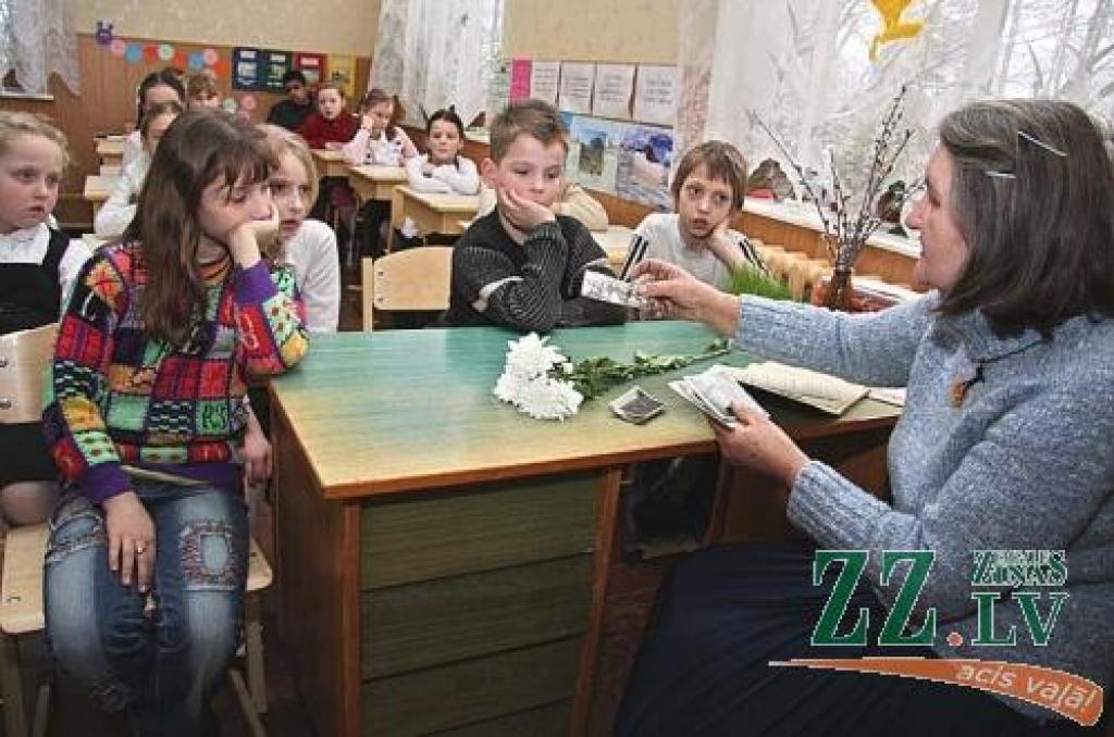 Māra Vanaga rāda skolēniem pirms vairākiem gadu desmitiem Sibīrijā uzņemtās fotogrāfijas.
Autors: Krišjānis Grantiņš.