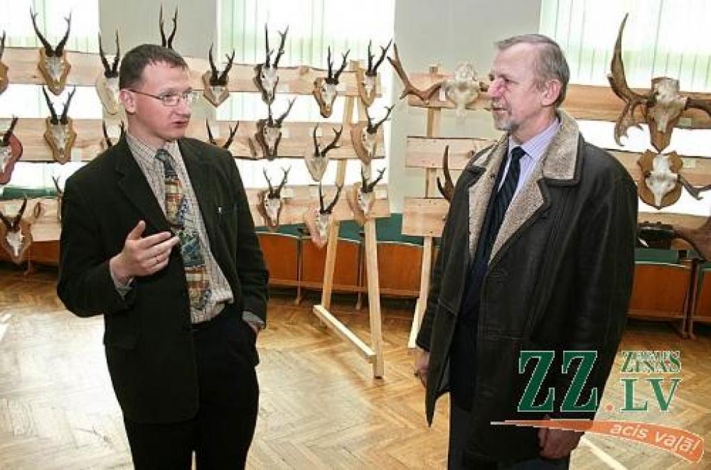 Mednieki Linards Sisenis un Juris Žodziņš trofeju izstādē.
Autors: Agris Samcovs.