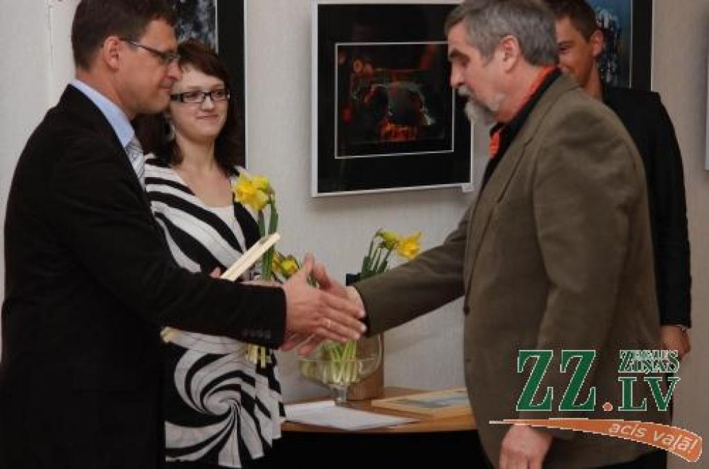 Jelgavas pilsētas pašvaldības aģentūras «Kultūra» direktors Mintauts Buškevics sveic fotokonkursa uzvarētāju Valdi Braunu.
Autors: Krišjānis Grantiņš.