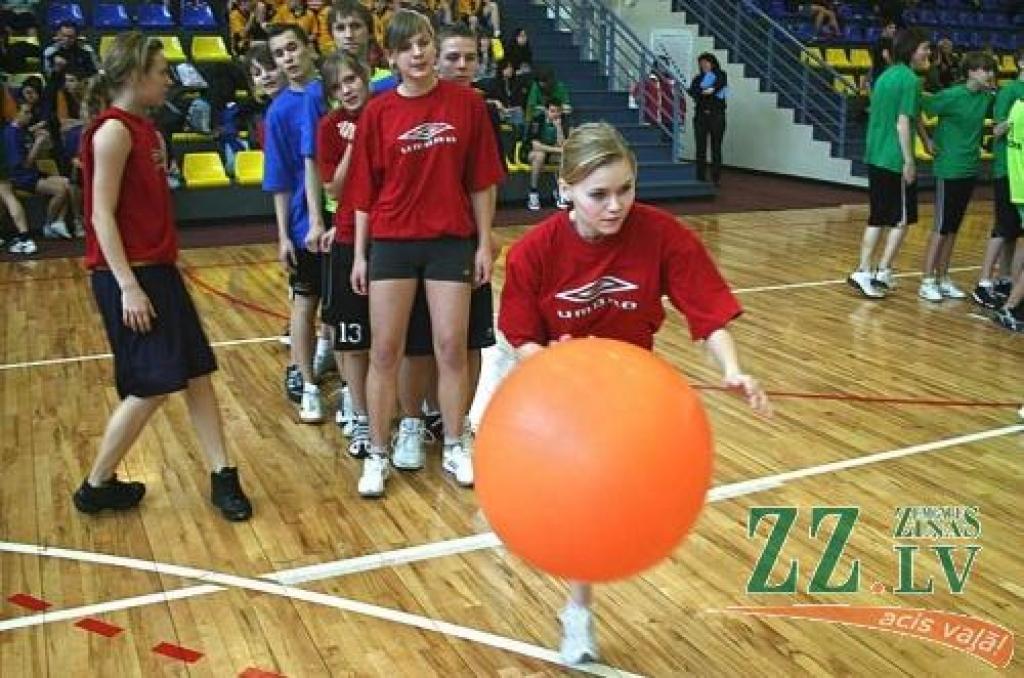 Stafetē dodas uzvarētāji - Spīdolas ģimnāzijas komanda.
Autors: Agris Samcovs.