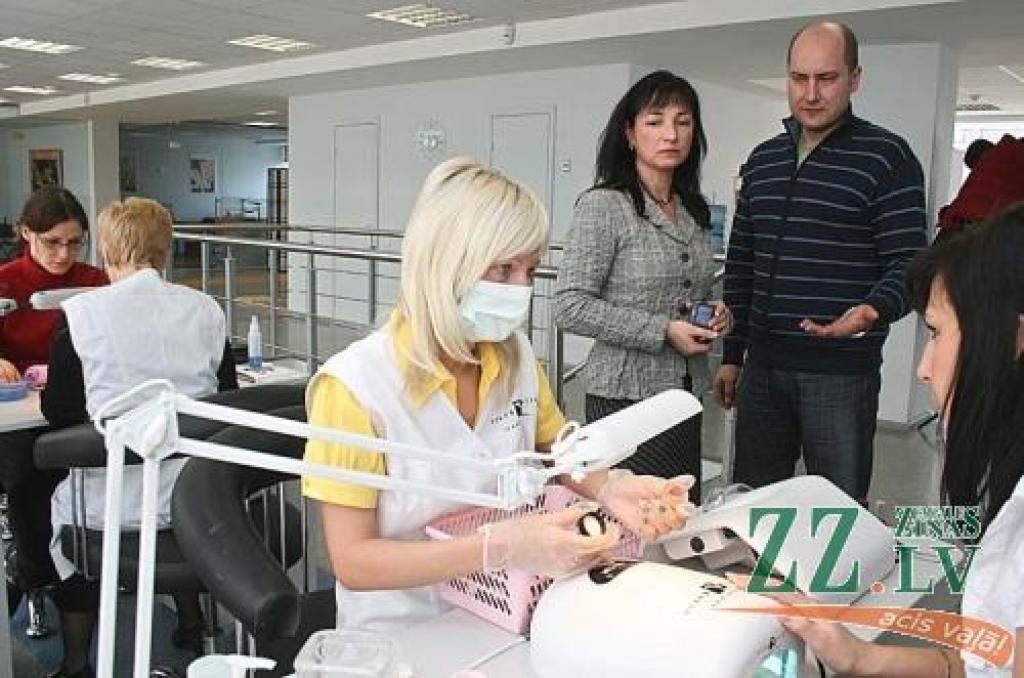 Galvenajai valsts darba inspektorei Silvijai Emulei (pelēkajā žaketē) par darba aizsardzības pasākumiem uzņēmumā skaidro «Manikīru nama» finanšu direktors Jānis Gulbis.
Autors: Agris Samcovs.