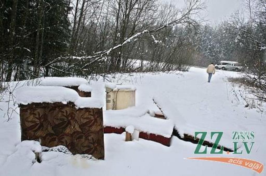 Pagaidām nezināms nevīža mežā Cenu pagastā atstājis divus atpūtas krēslus, vecu veļas mazgājamo mašīnu un dažādas dīvānu daļas.
Autors: Agris Samcovs.