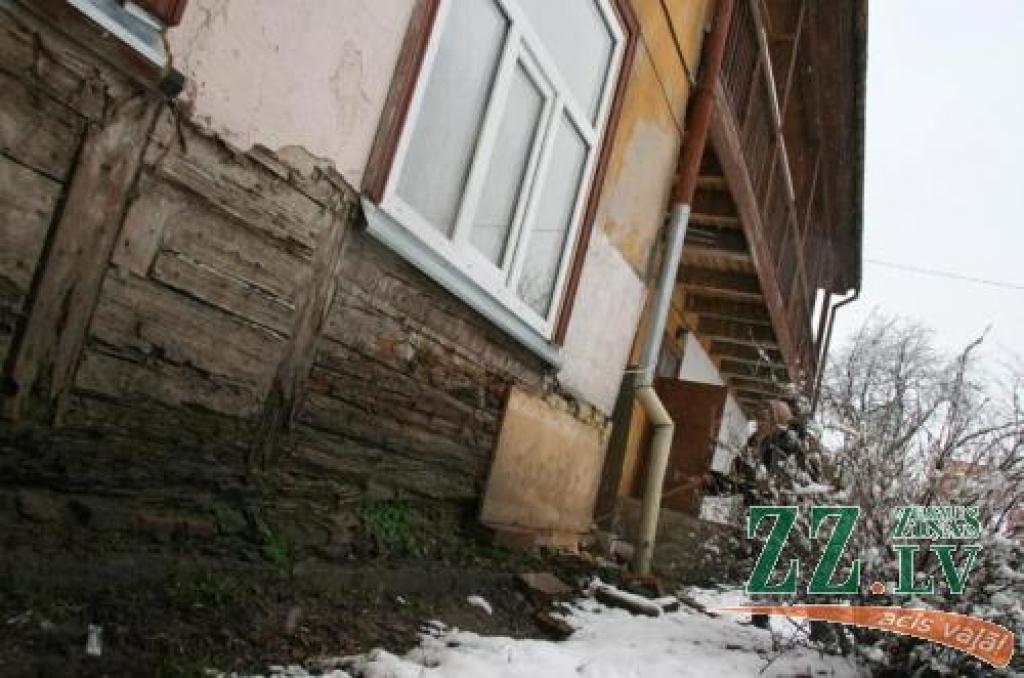 Brūk kopā – žēlojas Jāņa Asara ielas 3.nama iemītnieki, kuri no apsaimniekotāja nav sagaidījuši nekādu palīdzību vēstures pieminekļa uzturēšanā.
Autors: Inga Karlinska.