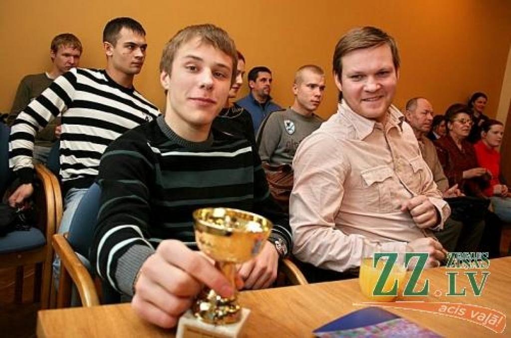 Mēneša sporta laureāta godā – kluba «Milons» karatists Kalvis Kalniņš (no kreisās). 
Autors: Agris Samcovs.