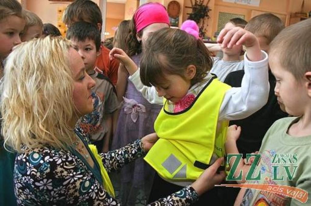 Pedagoģe Inga Butnore vecākās grupas audzēkņiem pielaiko dāvinātās vestes.
Autors: Agris Samcovs.