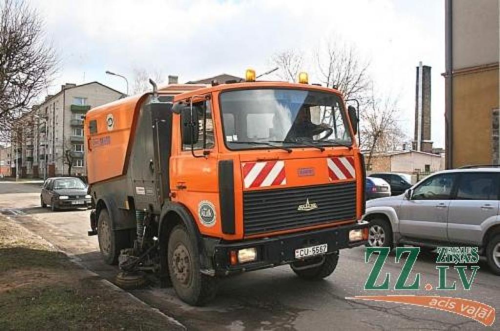 Atbildīgie dienesti uzskata, ka ielu tīrīšana ir pietiekami efektīva, savukārt jelgavniekam Andrim tā gluži nešķiet.
Autors: Agris Samcovs.