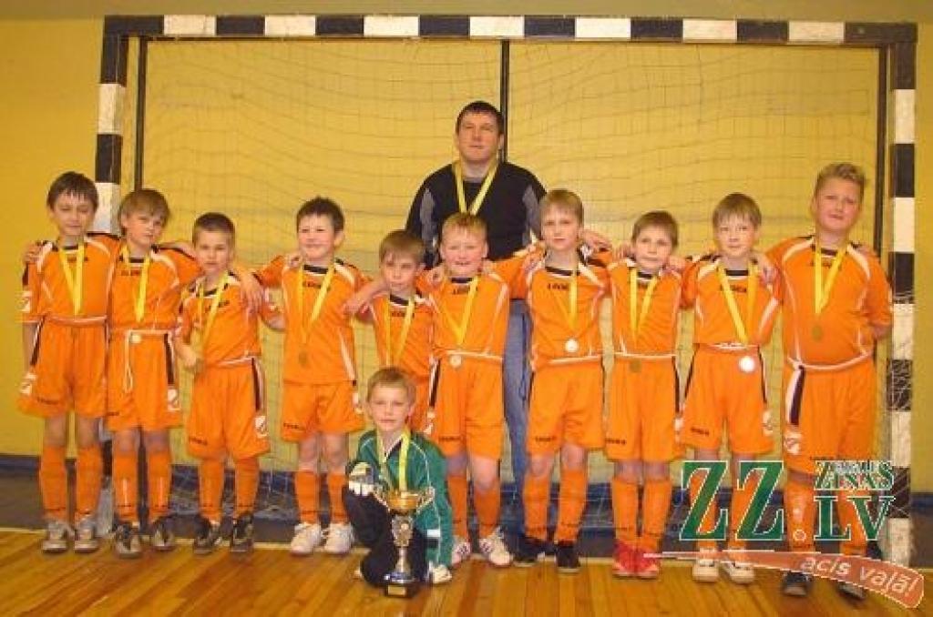 Futbola kluba «Viola» 2000.gadā dzimušie zēni ar Zemgales čempiona kausu un zelta medaļām. Treneris - Kaspars Tiltiņš.
Autors: No kluba arhīva.