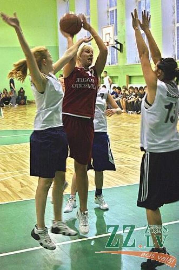 Vita Šadrova pretinieču ielenkumā.
Autors: Agris Samcovs.