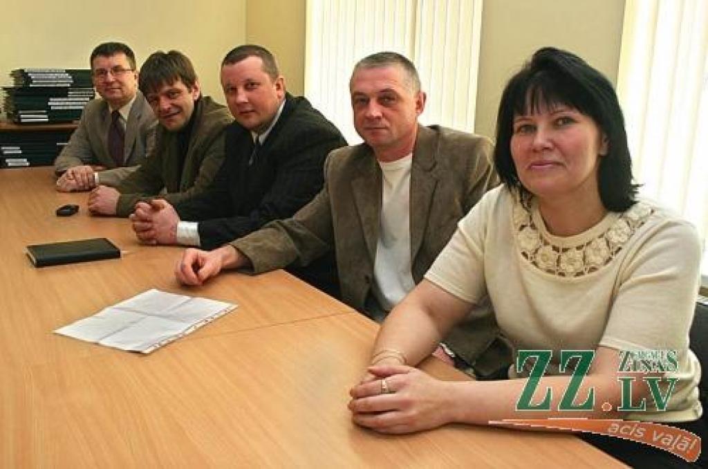 Ilona Kalniņa (no labās), Valdis Sutens, Mārtiņš Kalnciems, Rolands Rozentāls un Aigars Laizāns.
Autors: Agris Samcovs.