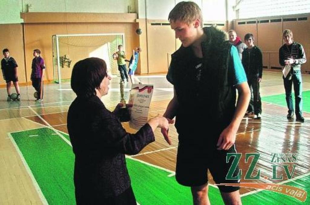 Saņemt pirmās vietas diplomu tiek aicināts Valsts ģimnāzijas volejbolistu līderis Aivis Āboliņš. 
Autors: Andris Lukss.